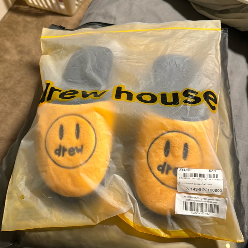 NWT drew house mascot slippers